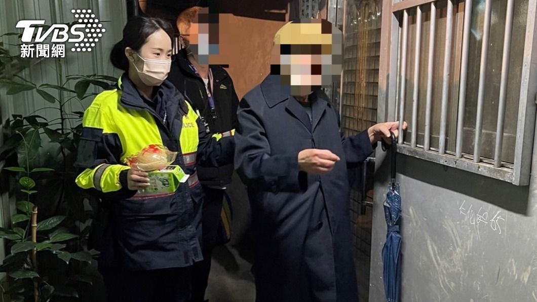 女警提供麵包和飲料給老翁果腹。（圖／TVBS）