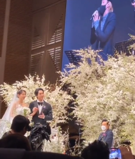 李弘基演唱祝歌替好友獻上祝福。(圖/翻攝自Dispatch)