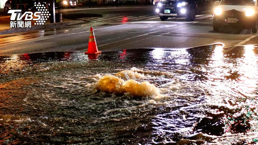 地震導致大分市市內水管破裂,路面積水。(圖/達志影像美聯社)