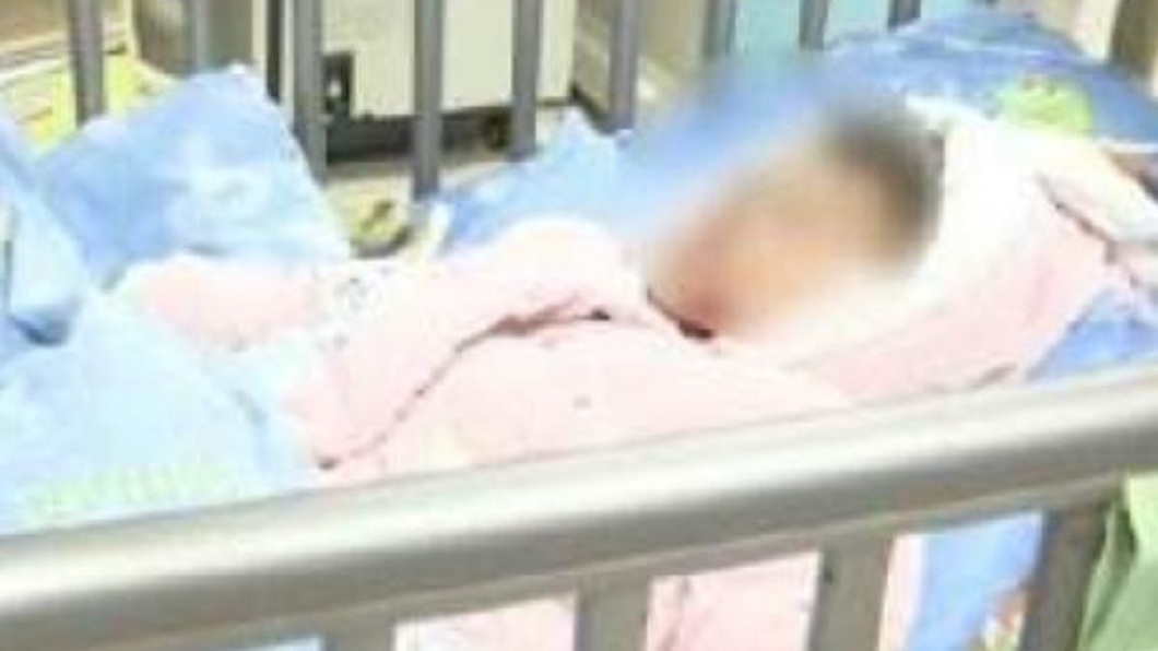 沒想到這一放害女兒吸入過多有害氣體被送進加護病房。(圖/翻攝自長沙法政頻道)
