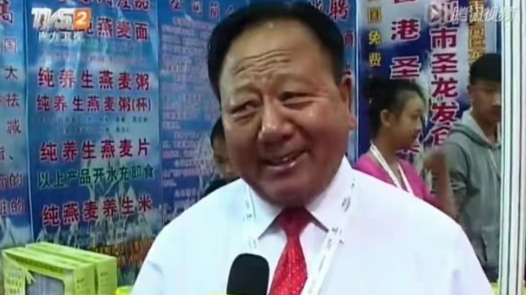 姜元陳曾與媒體談笑風生。(圖/翻攝自每日經濟新聞微博)
