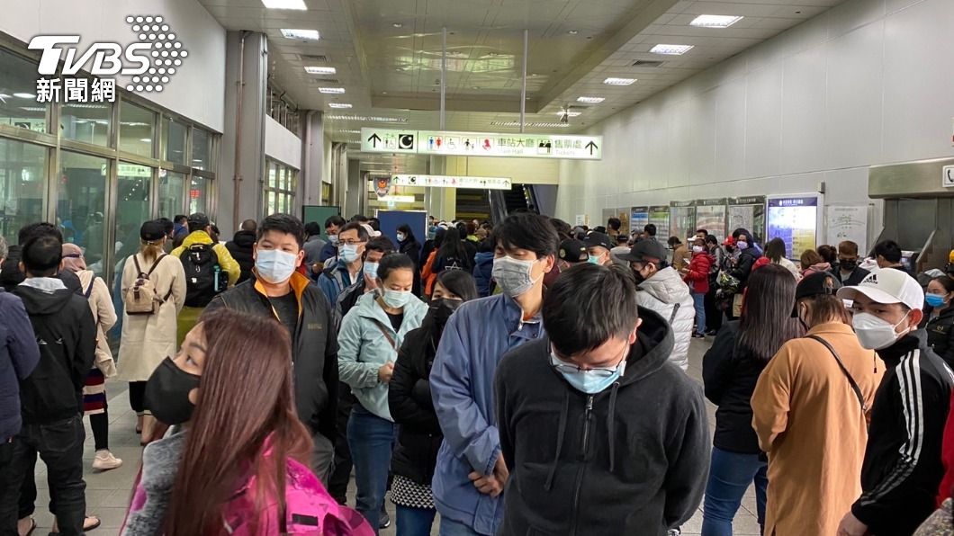 桃園火車站昨（22）日聚集千名移工排隊打疫苗。（圖／桃園專勤隊提供）