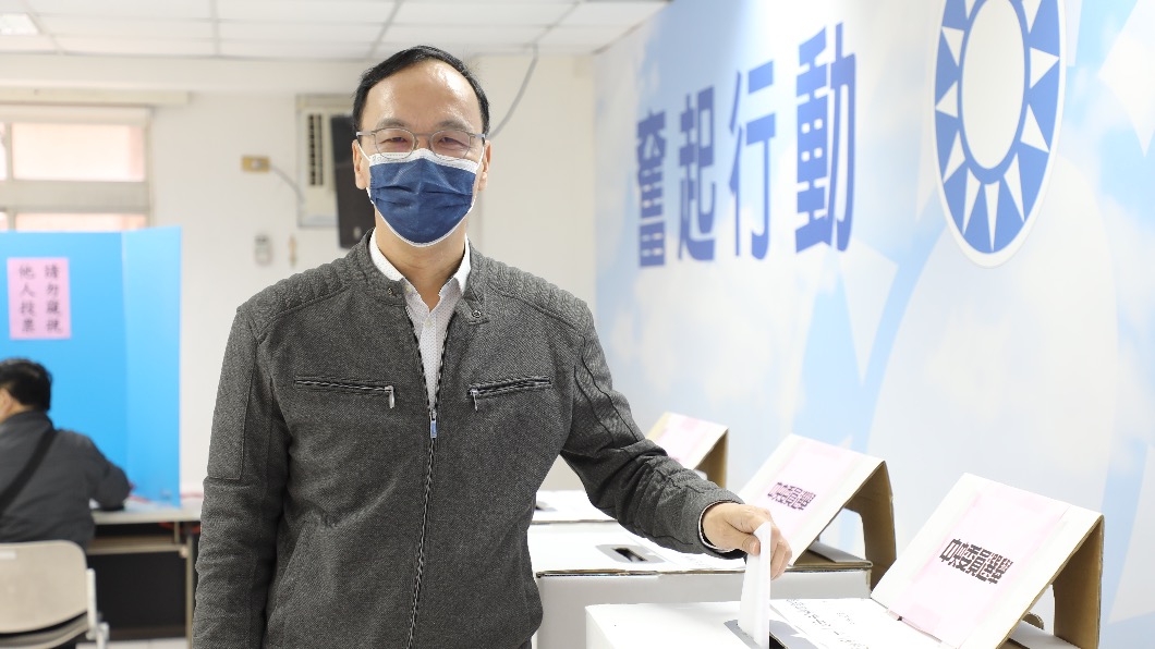 中央委員選舉今早登場，朱立倫前往投票。（圖／國民黨提供）