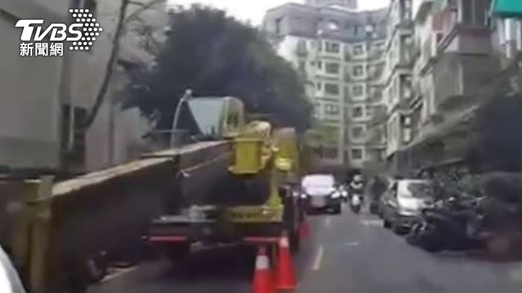 機具占用道路,休旅車無法通過。