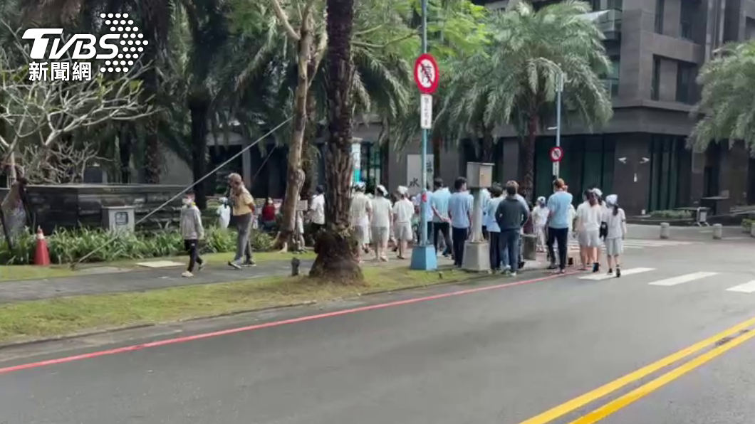 由於人數眾多,排隊人潮繞了飯店外頭人行道一段距離。(圖/TVBS)