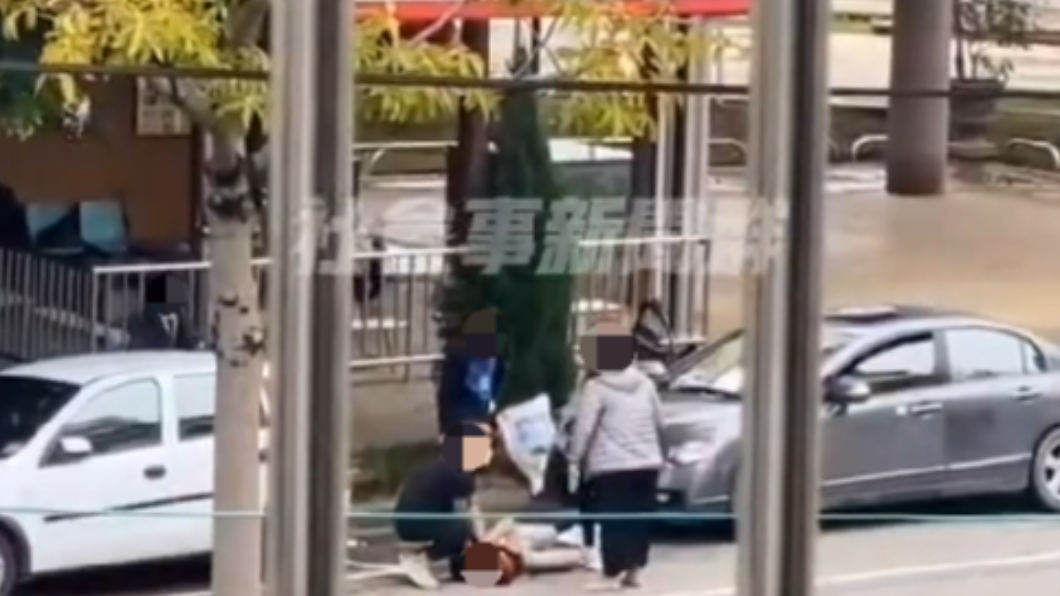 因欠20萬賭債,陳男遭昔日軍中同袍阮男揪眾當街拉扯。(圖/翻攝自社會事新聞群)