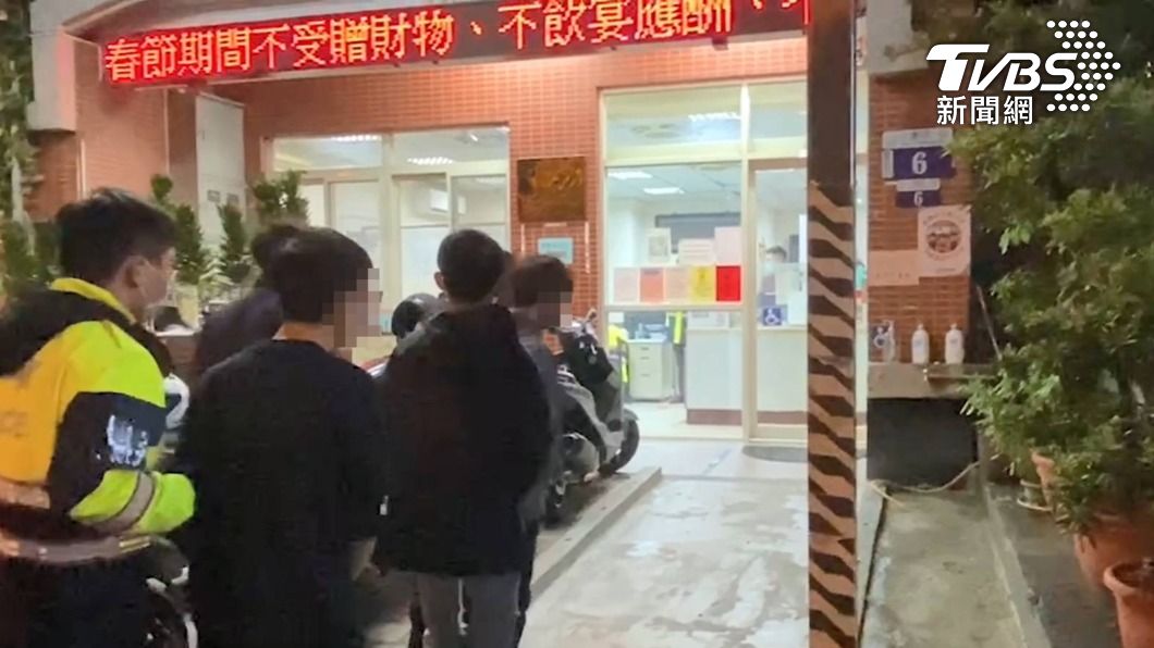 警方將嫌犯帶回派出所偵訊。(圖/警方提供)