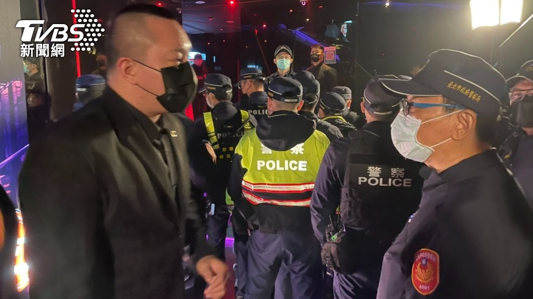 警方對業者進行宣導。（圖／TVBS）