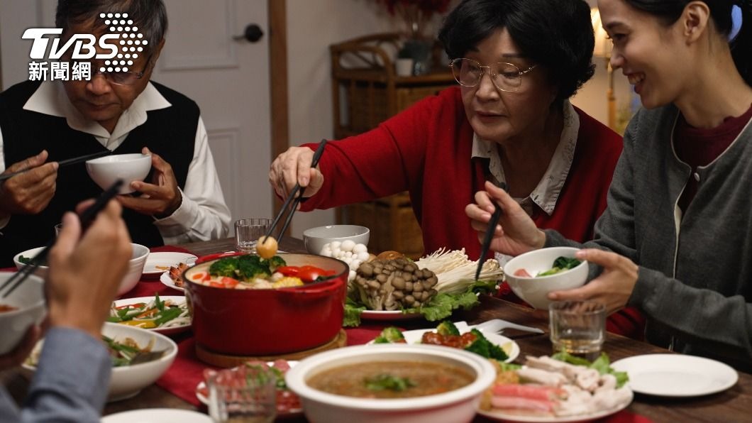 許多人過年都會遇到長輩有問不完的問題。(示意圖/Shutterstock達志影像)
