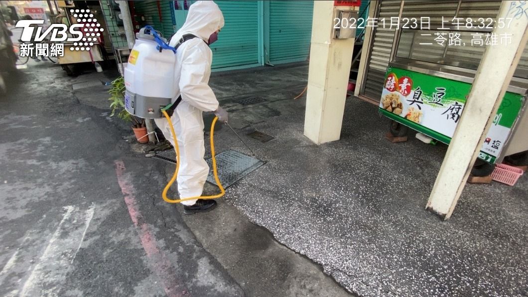 高雄市衛生局今（23）日針對確診足跡進行清消。（圖／高雄市政府提供）