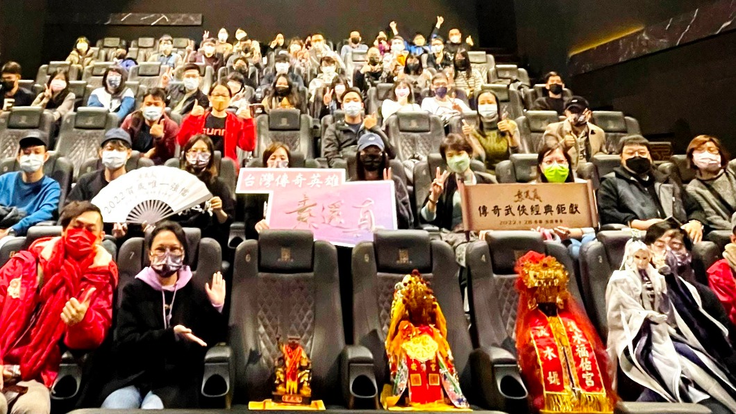 媽祖、虎爺金身21日晚間現身戲院看《素還真》。(圖/威視提供)