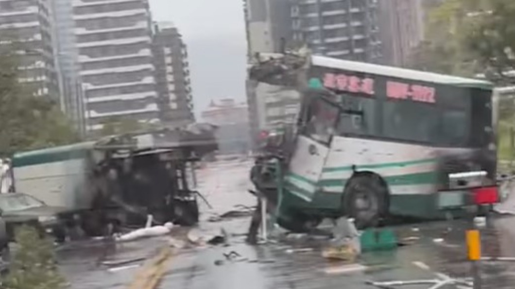 淡水驚見「公車對半劈」世紀災難畫面曝光 網揭真相