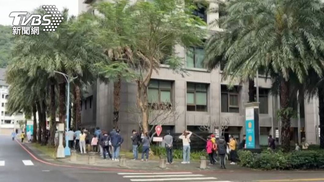 礁溪長榮鳳凰酒店男櫃員確診,上千名旅客、員工急採檢。(圖/TVBS)