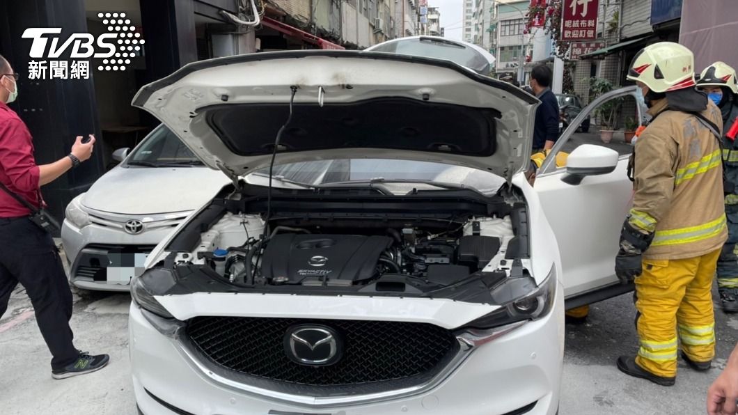 結婚禮車疑似燃放鞭炮不慎，釀火燒車意外，警消到場救援。（圖／警方提供）