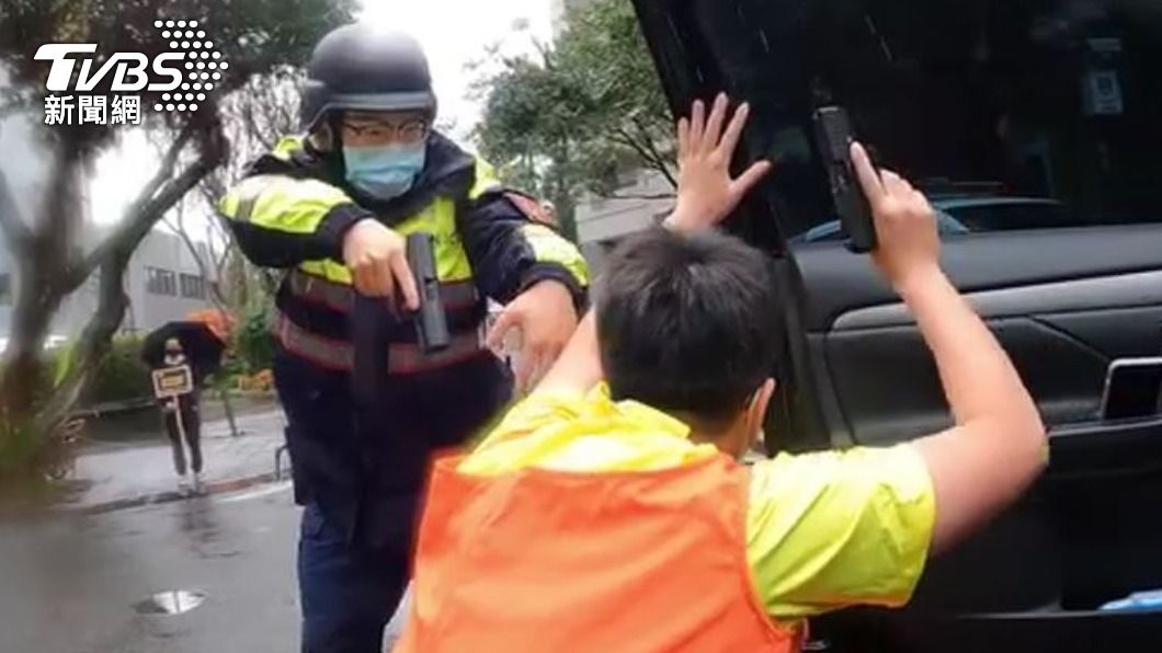 警方模擬搶案發生時如何因應。（圖／TVBS）