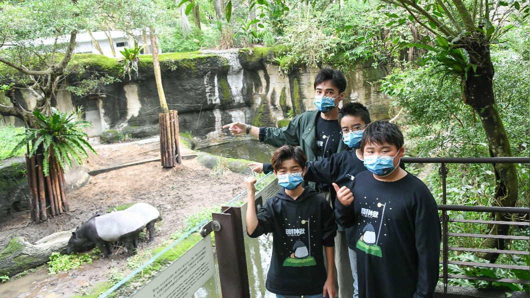 是元介、白潤音、林祐銓、陳京甫開心與神獸原型馬來貘合影。(圖/甲上提供)