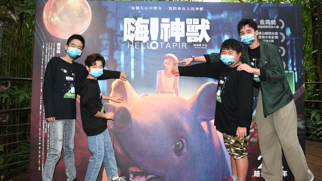 是元介與白潤音、林祐銓、陳京甫前進動物園看神獸原型。(圖/甲上提供)