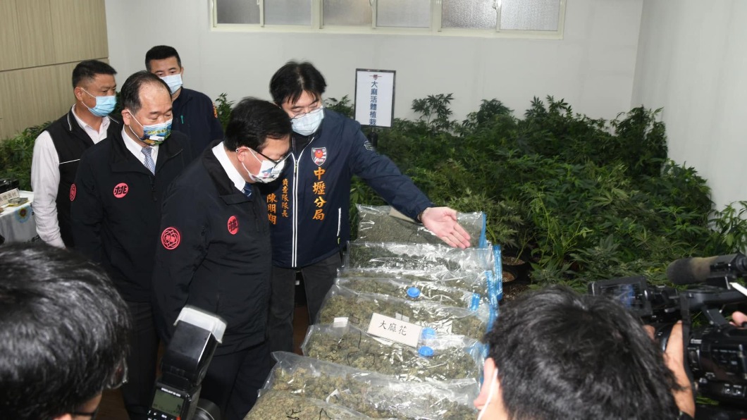 中壢警方破獲大麻農場。(圖/翻攝自中壢分局臉書)