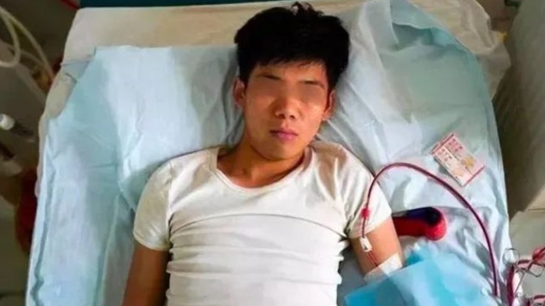 如今王男必須終日臥病在床洗腎。(圖/翻攝自微博)