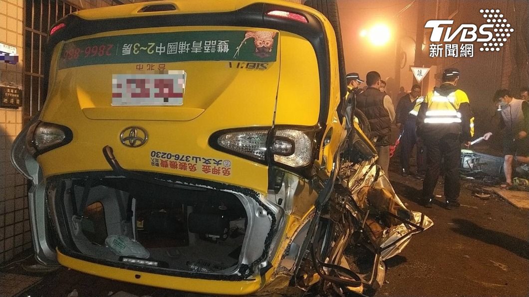 台中小黃酒駕載客!自撞水泥柱凌空翻覆 駕駛喪命