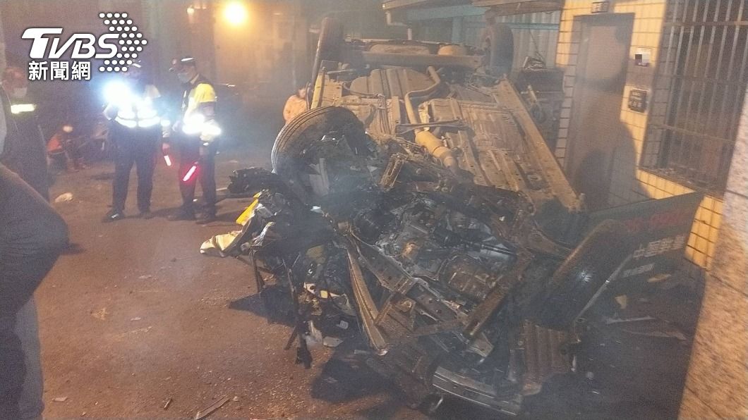 小黃司機酒駕自撞翻車，釀1死1傷。（圖／警方提供）
