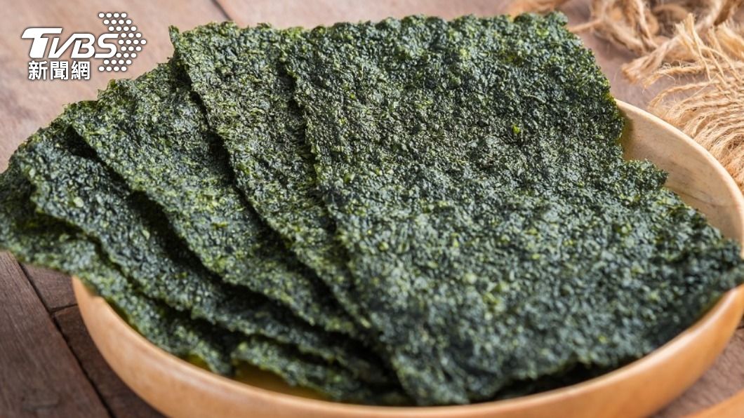 拉麵湯底太油膩，有些店家會放上一片海苔吸油。（示意圖／shutterstock達志影像）
