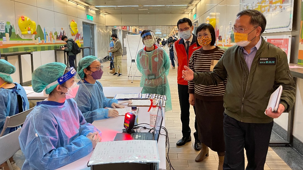 蔡炳坤指出,春節期間仍有5、60家合約診所願意在大年初四至初六提供服務,因此今天下午記者會,將公布春節疫苗接種方案。(圖/北市府提供)