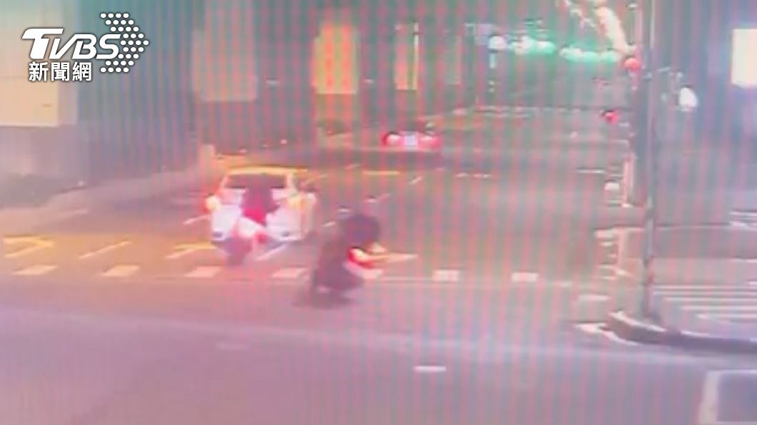 機車追逐汽車。(圖/TVBS)