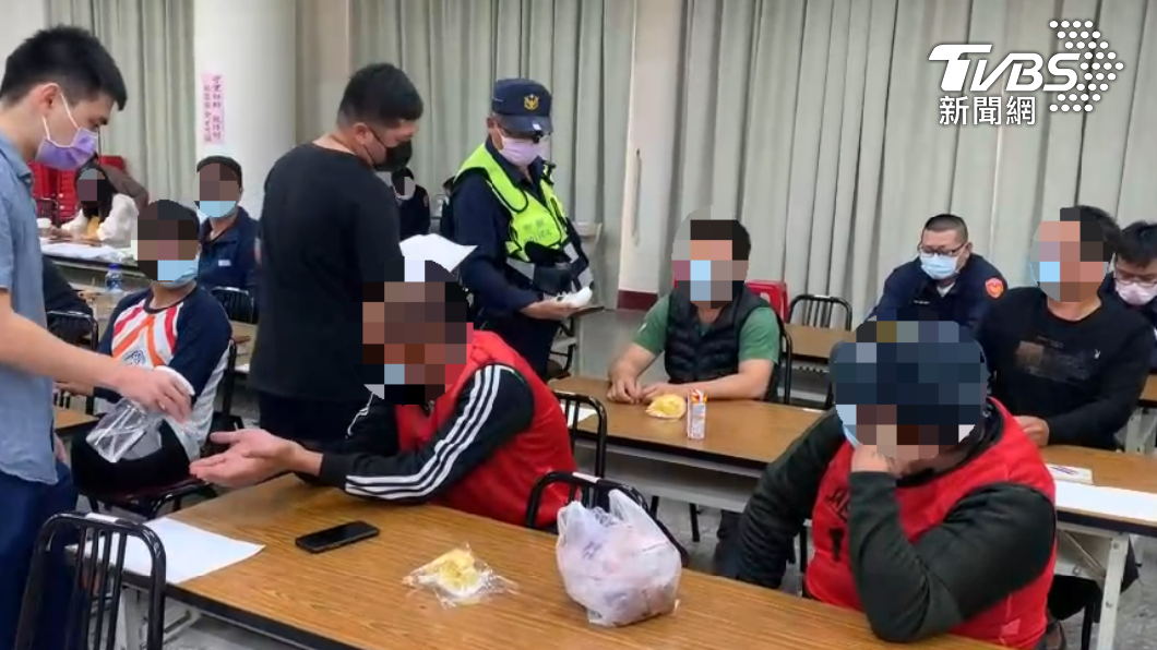 警方對賭客量體溫、手部消毒。（圖／警方提供）
