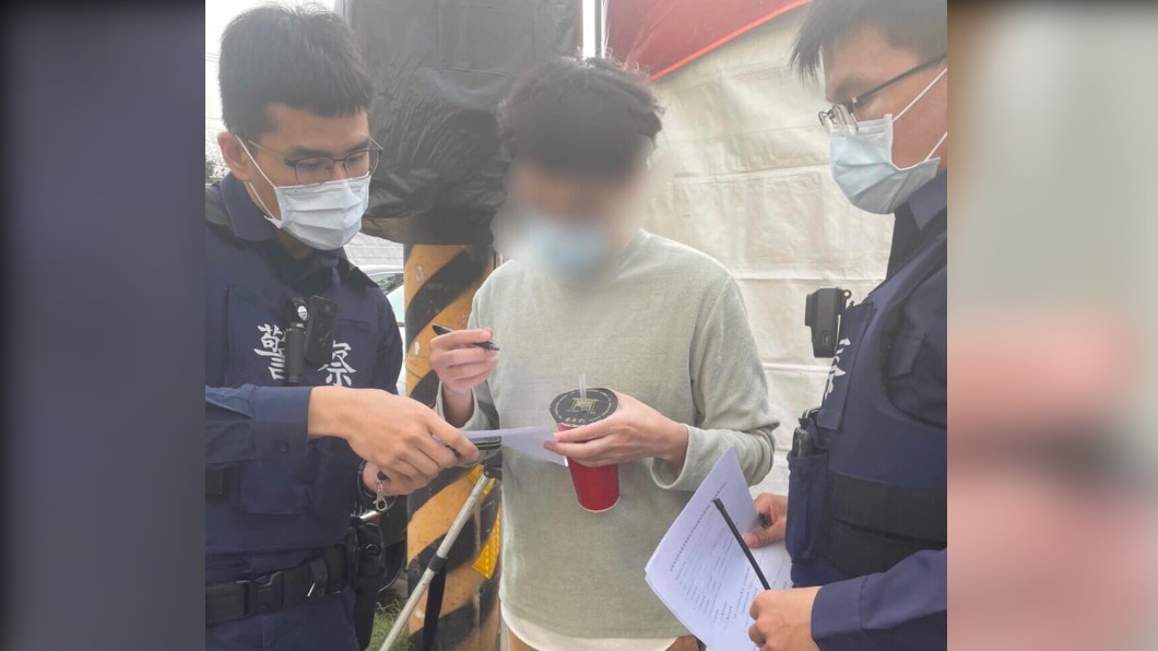 黃偉哲親自舉牌宣導！他仍脫罩偷吃　衛生局當場罰3千