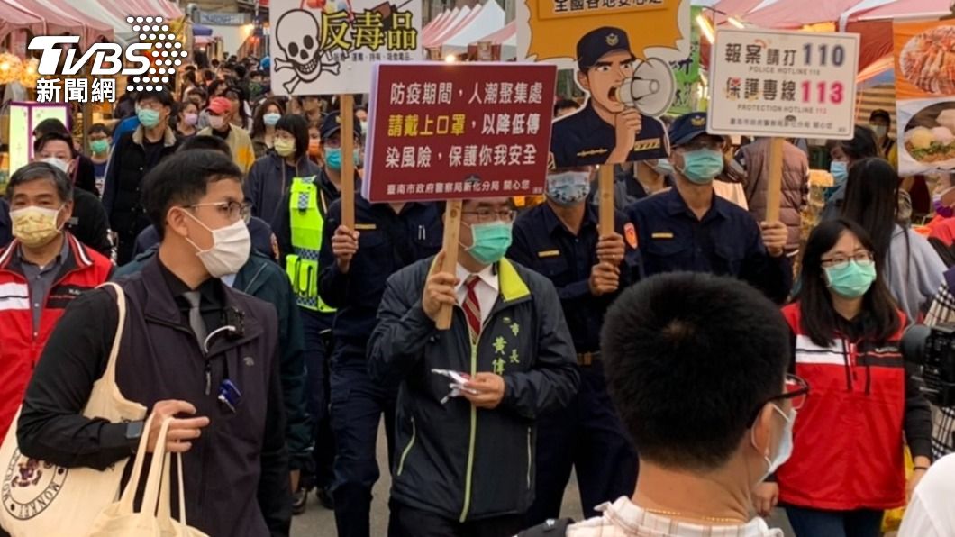 黃偉哲親自到新化老街舉牌宣導。(圖/TVBS)