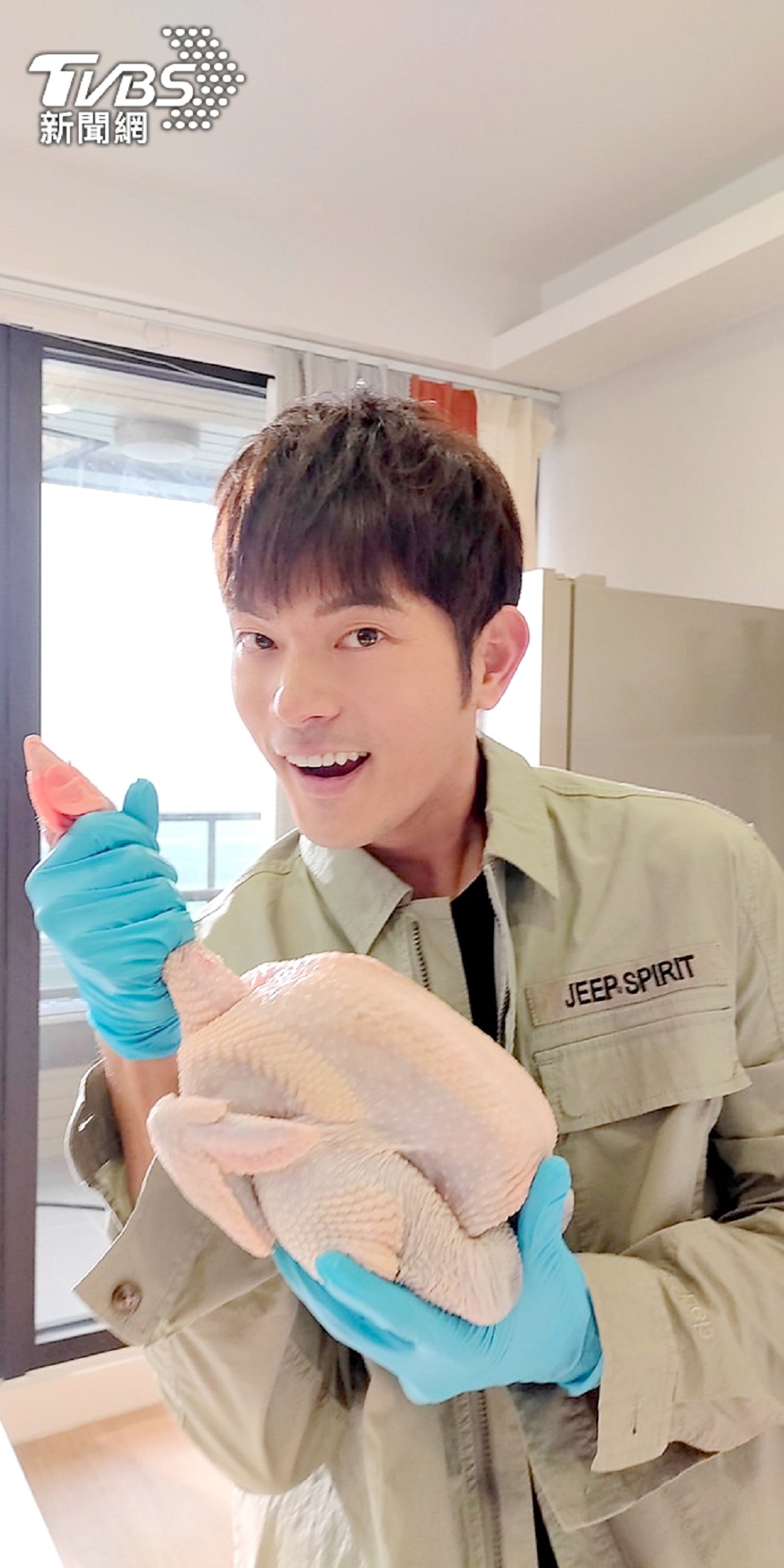 宥勝學習處理雞隻。(圖/TVBS)