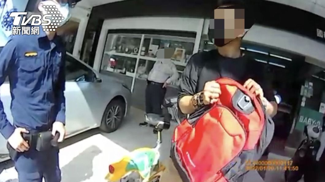 他趁外籍生進全聯偷走YouBike 大紅背包太顯眼露餡