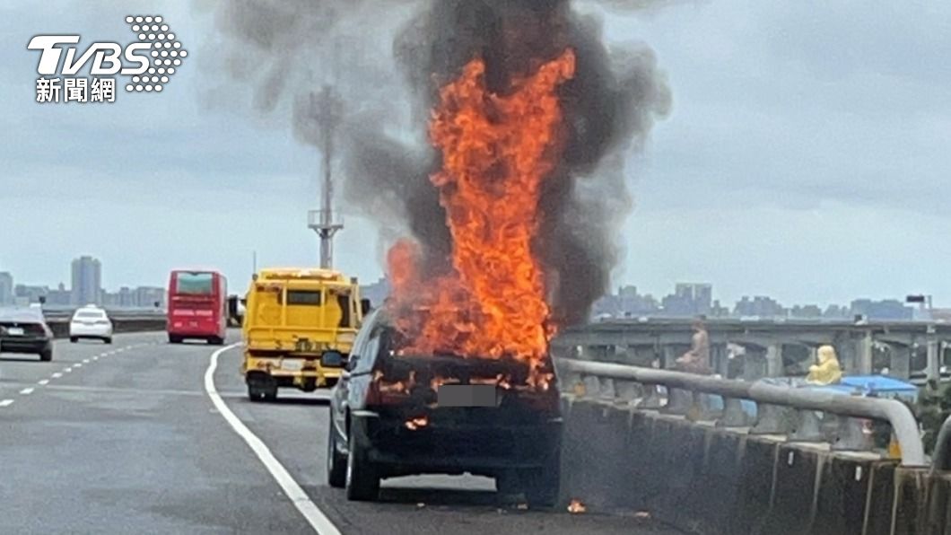 五楊高架火燒車!濃煙竄出3人驚逃 車流回堵3公里