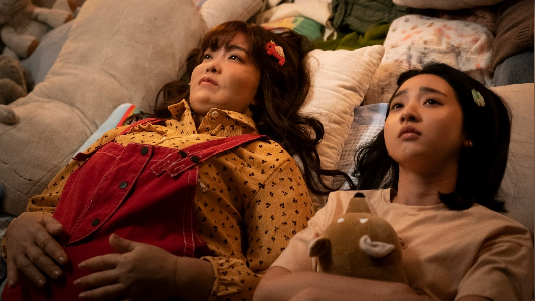 李霈瑜(左)為了扮演15年後的李沐,辛苦的化了6小時特效妝增肥。(圖/華映提供)