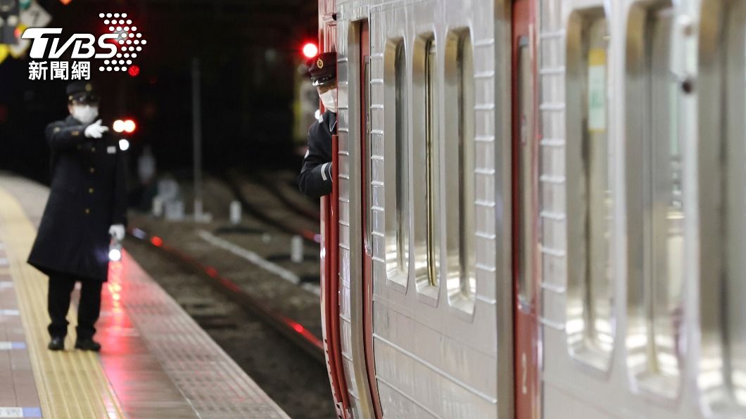 施暴的乘客在車上打完人後,還跟著下車在月台上繼續打。(示意圖/達志影像美聯社)