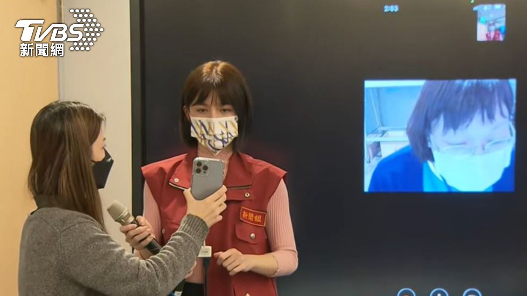 新北市副發言人戴湘儀實際操作,「新北i-care健康雲」APP。(圖/TVBS)