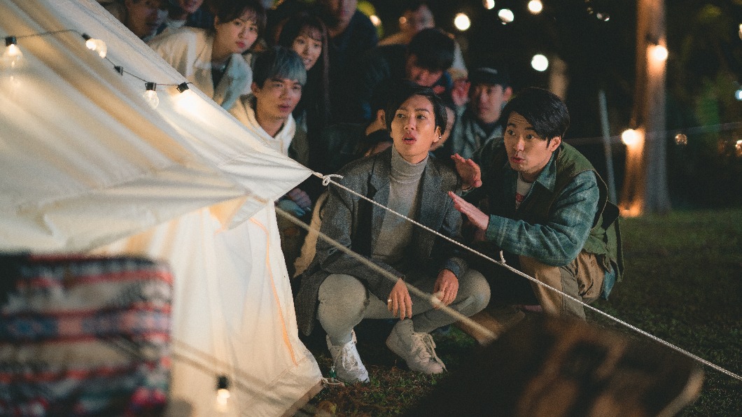 宥凱（左後二）和侯彥西（右起）、莫莉飾演求愛大隊。（圖／皮諾丘電影提供）