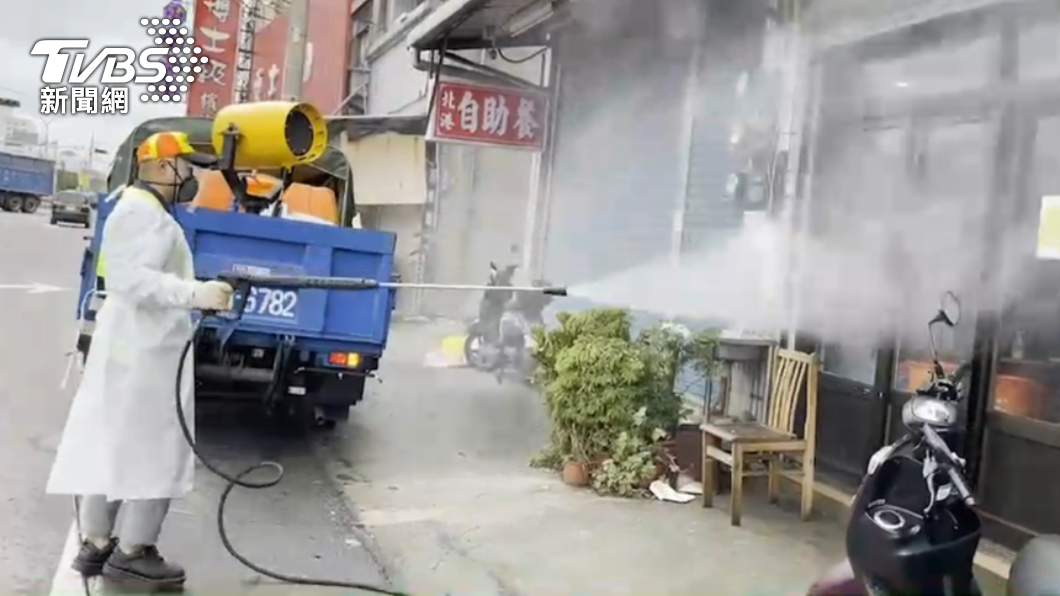 桃園市府針對確診者足跡進行消清。（圖／TVBS）