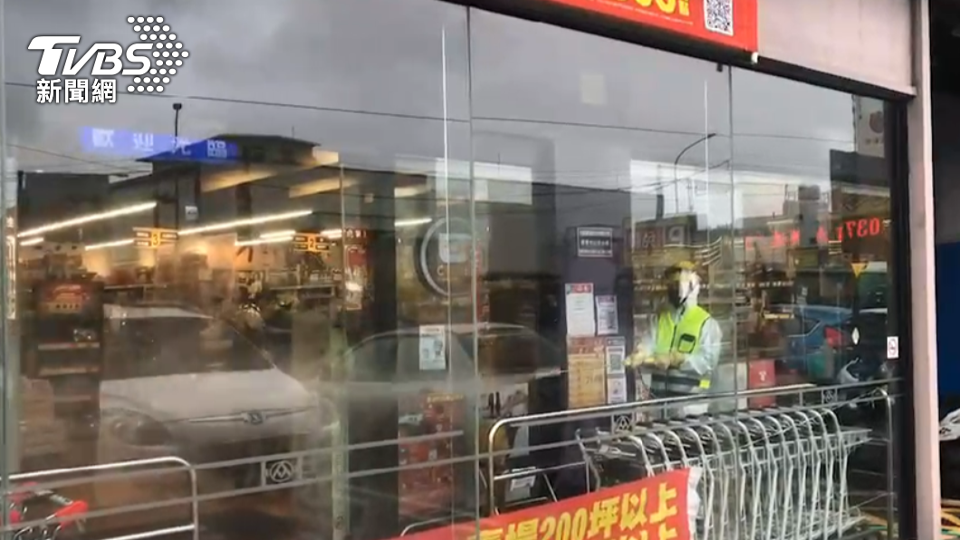 桃園市府針對確診者足跡進行消清。（圖／TVBS）