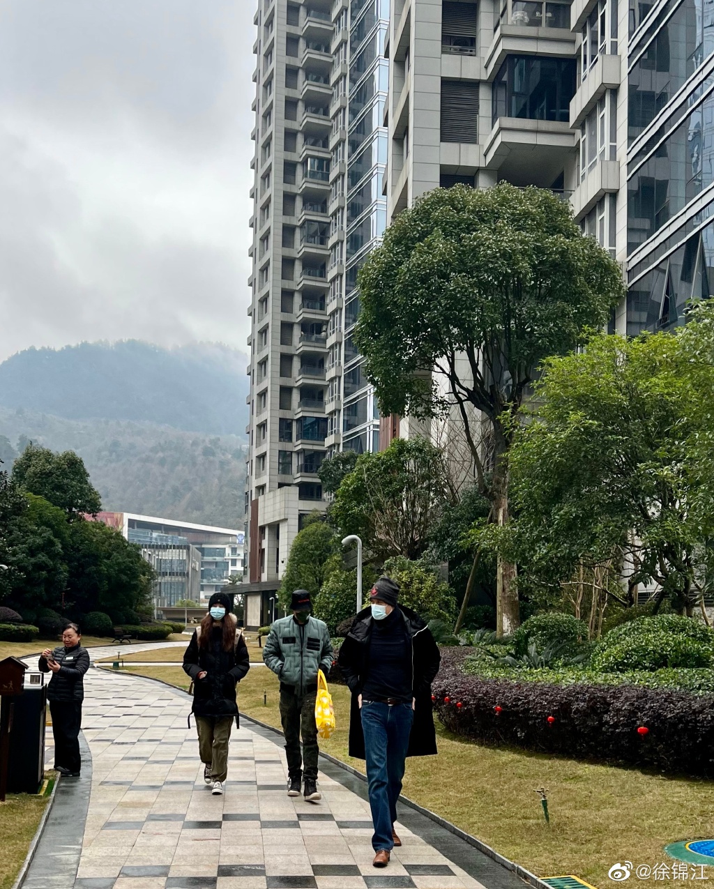 徐錦江日前發出照片身邊多了一名身材高挑的年輕女子讓許多網友詢問是否是他女兒。（圖／翻攝自徐錦江微博）