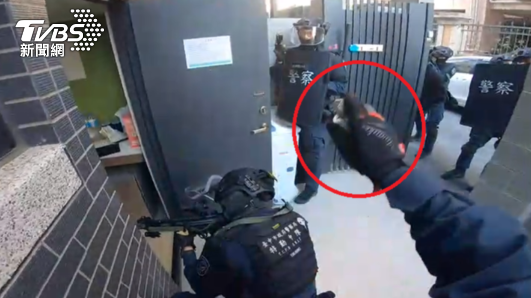 掉漆!才放話「遇警必對幹」 結果聽到震撼彈嚇到耳鳴投降