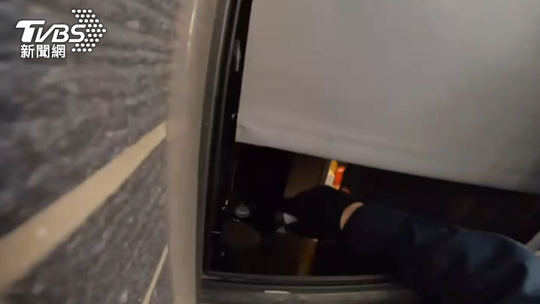 特警從氣窗丟擲一顆震撼彈到屋內。（圖／警方提供）