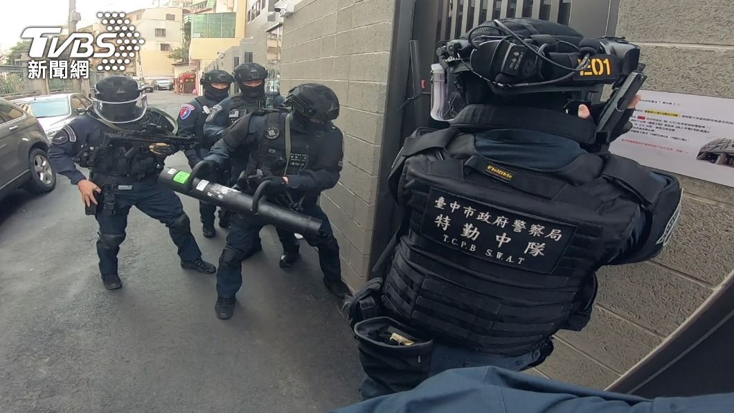 台中市刑大鎖定賴嫌藏匿處所，會同保大霹靂特勤中隊支援圍捕。（圖／警方提供）
