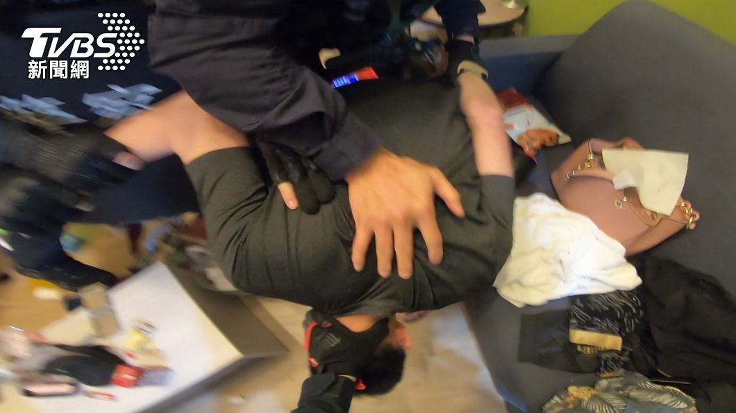 警方丟震撼彈採取強攻，賴嫌嚇到耳鳴，最後束手就擒。（圖／警方提供）