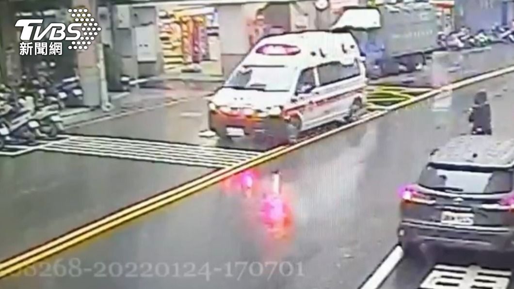 救護車獲報趕到現場。(圖/TVBS)