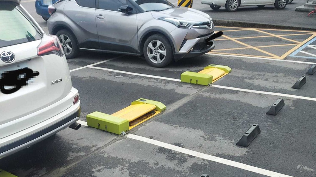 不願付停車費!車主耍奧步停檔板前 店員嘆:勸了會挨罵