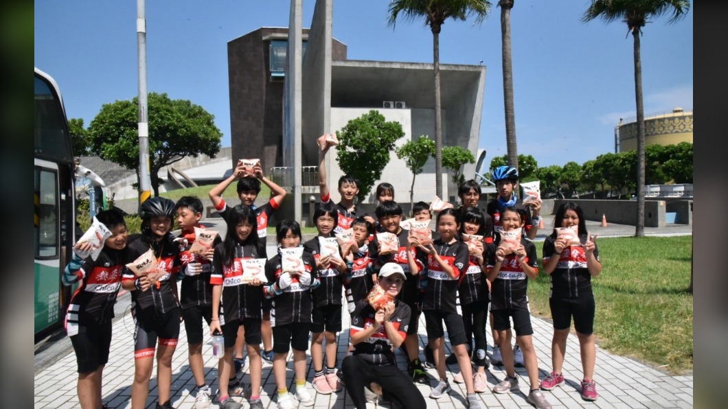 五六年級生的「國民零食」 資助公益關懷弱勢學童