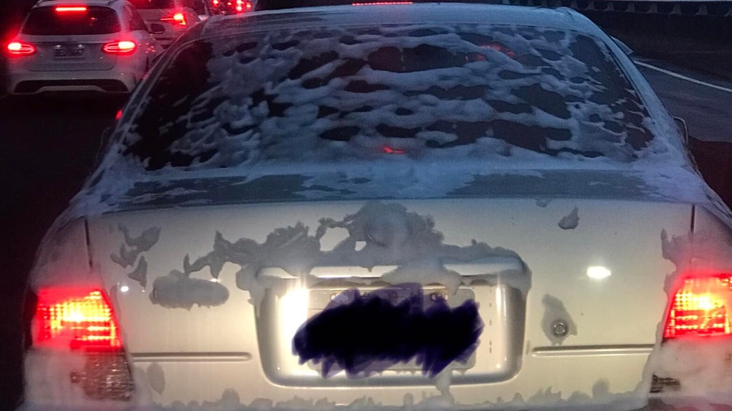 轎車穿「泡泡裝」趴趴走!眾人笑炸:剛從合歡山下來?