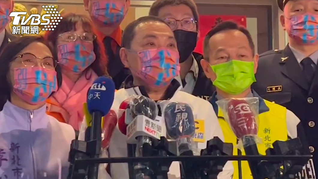 侯友宜晚間慰問蘆洲警分局春安工作,說明與納豆媽聯絡情形。(圖/TVBS)